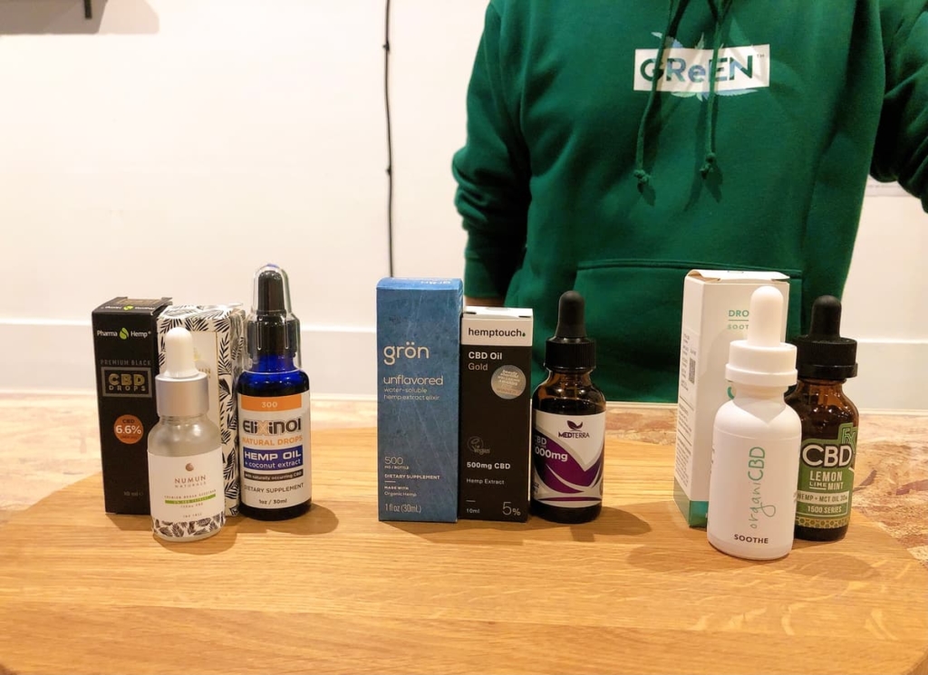 7社((Pharmahemp、NUMUN NATURALS、Elixinol、gron、hemotouch、MEDTERRA、organiCBD、CBDfx)のCBDオイルをテイスティング